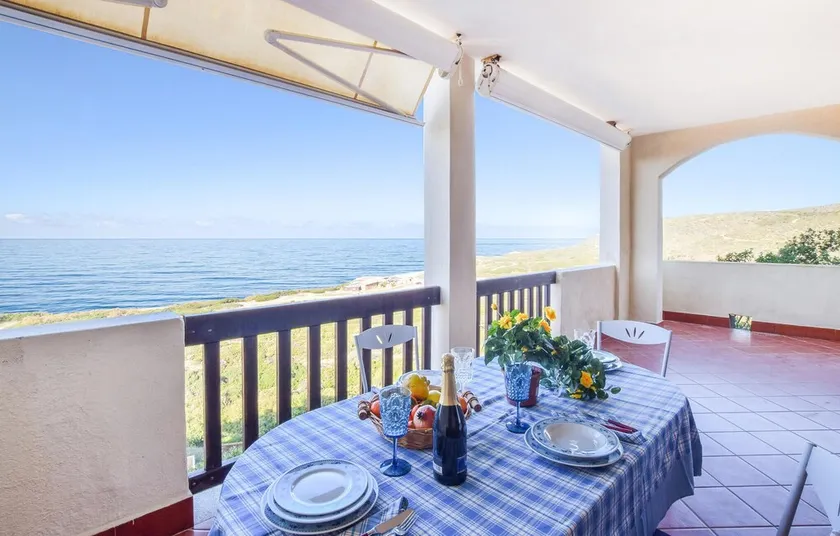 5 bedroom beach front home in Arbus - Image 1