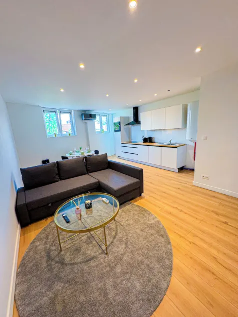 Cozy 1BR With Living Room Near City - Image 1
