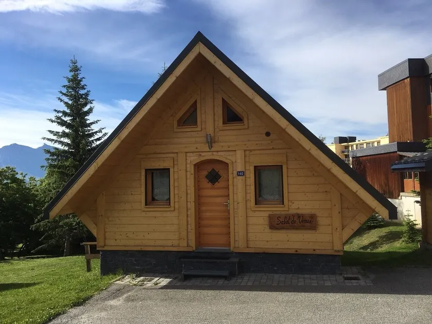 CHALET SABOT STANDING VENUS PÅ FØDEN AF TRACKS - Image 1