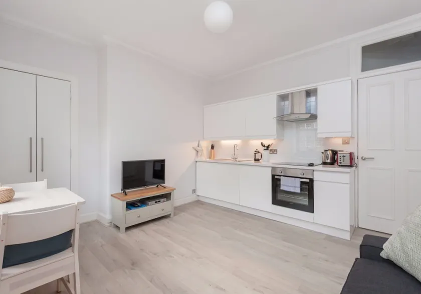 Superb 1 bedroom + sofabed on the famous Royal Mile, 150 metres to Edinburgh Castle - Image 1