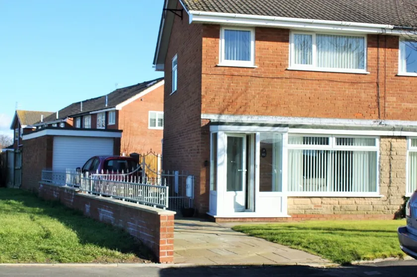 Mayfield  stay 4 to 30     days maybe  longer .car parking for 2 cars  on  drive - Image 1