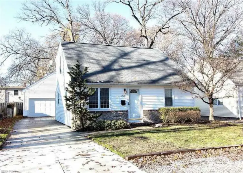 Relax close to the lakefront! Three bedroom Avon Lake retreat just steps away. - Image 1