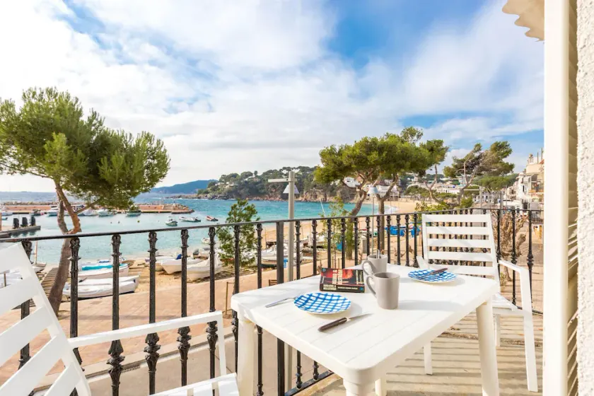 1PAQ01 - Bel appartement situé dans un endroit idyllique sur le front de mer en face de la plage de Llafranc avec une vue magnifique sur la mer! - Image 1