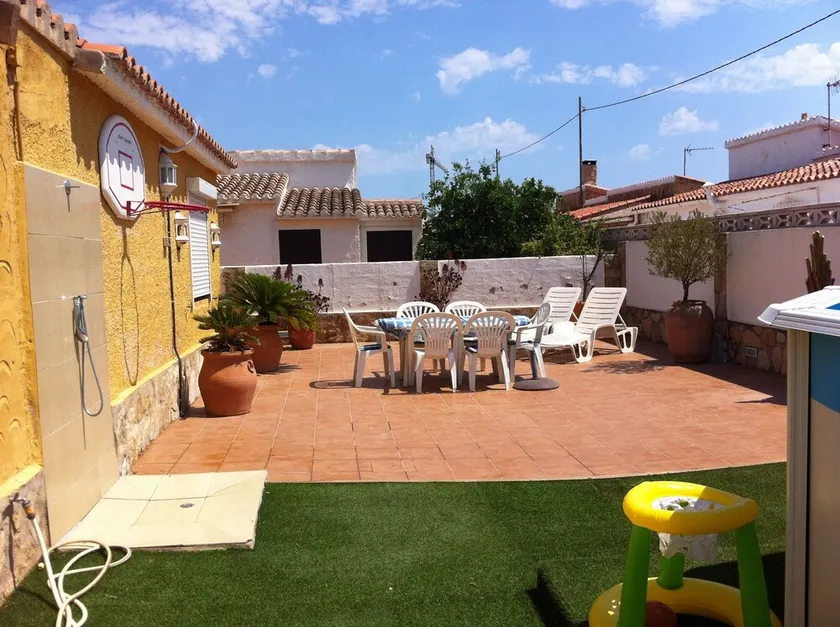 Detached villa with swimming pool - Image 1