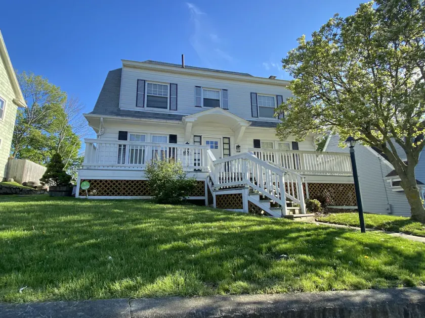 Quaint 4 bdr Cape Cod, sleeps 8-10.  4 min to USCGA, Con college & downtown  - Image 1
