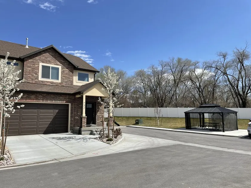 Secluded townhome midway between downtown & skiing; min from shops, & dining - Image 1