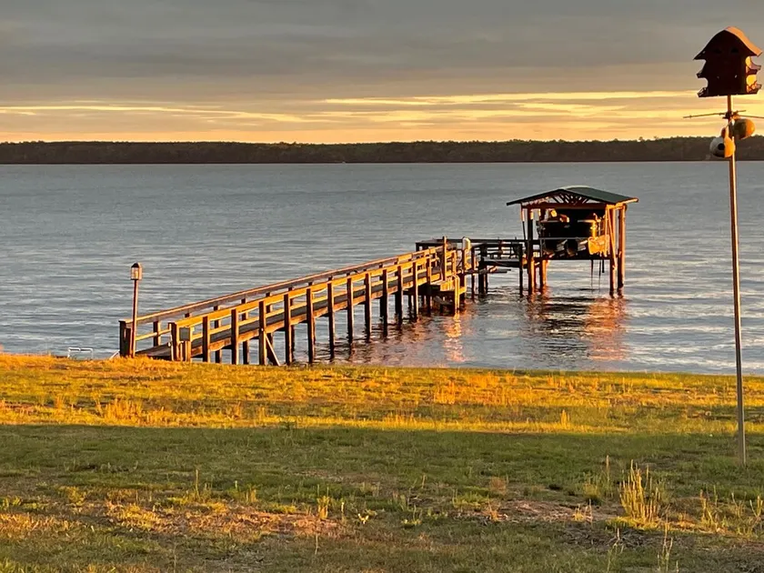 Deep water Lake Marion house.  4BR 2.5BA. Fish off dock. Nearby Golf. SUNSETS - Image 1