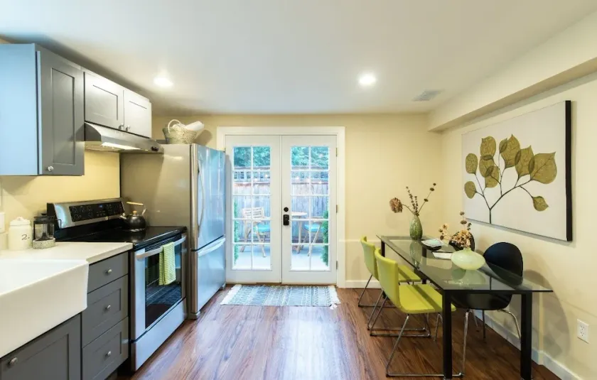 Cozy Bungalow in  Beautiful Neighborhood - Image 1
