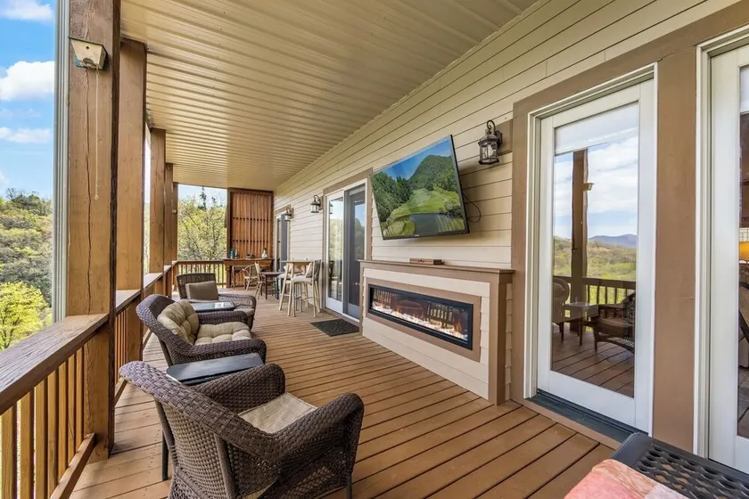 Relaxed Retreat with Premiere Location and Views, Only 6 Steps to Get In, Garage - Image 1