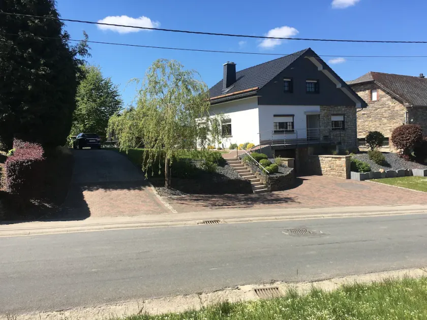 Familjevänliga hus på landsbygden med hästar, höns och katter - Image 1