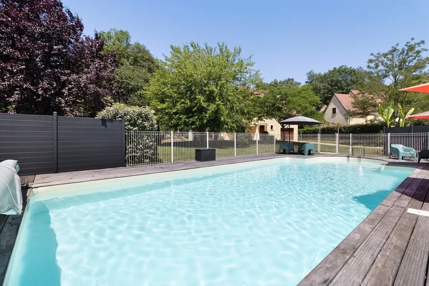 La Sarrazine-Gite familial-Piscine - Image 1