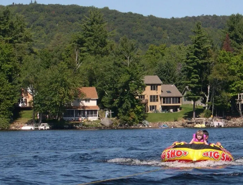 Genießen Sie zu jeder Jahreszeit das, was der See zu bieten hat - Schwimmen, Skifahren, Angeln, - Image 1