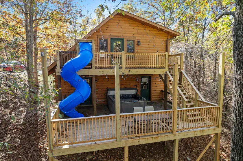 Afsondret Amazing Cabin, Perfekt beliggenhed, Hot Tub, dæk med udsigt, Loft, Game Bord, I n��rheden af ​​Big Cedar Trophy Buck - Image 1