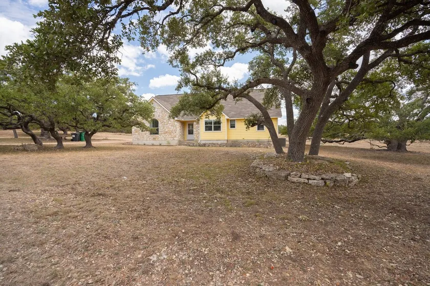 🌿 Private Hill Country Retreat with Fenced Yard + Fire Pit | Pet Friendly | Heritage House 🌄 - Image 1