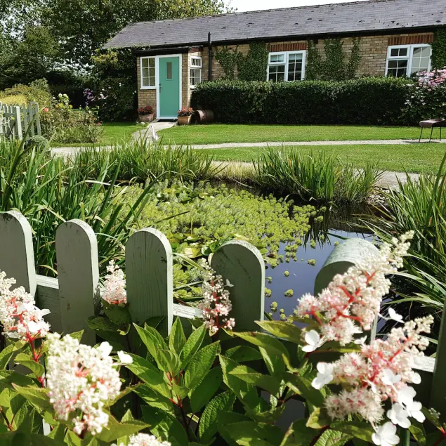 Luxury studio suite at Hawthorn Farm, kingsize bed, jacuzzi bath, private garden - Image 1