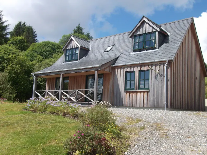 Charming 3 bed/2 bathroom property overlooking beach at Knock Bay and Knoydart - Image 1