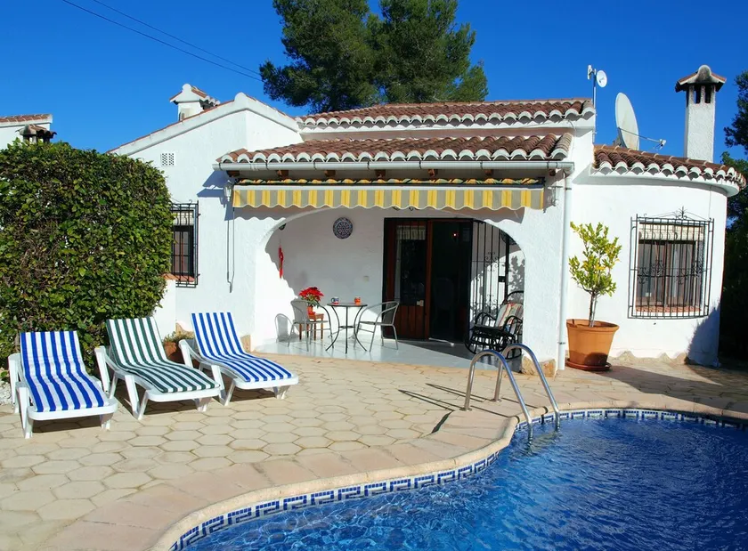 Villa calme avec piscines privées et communes et tennis. A quelques minutes à pied de la plage. - Image 1