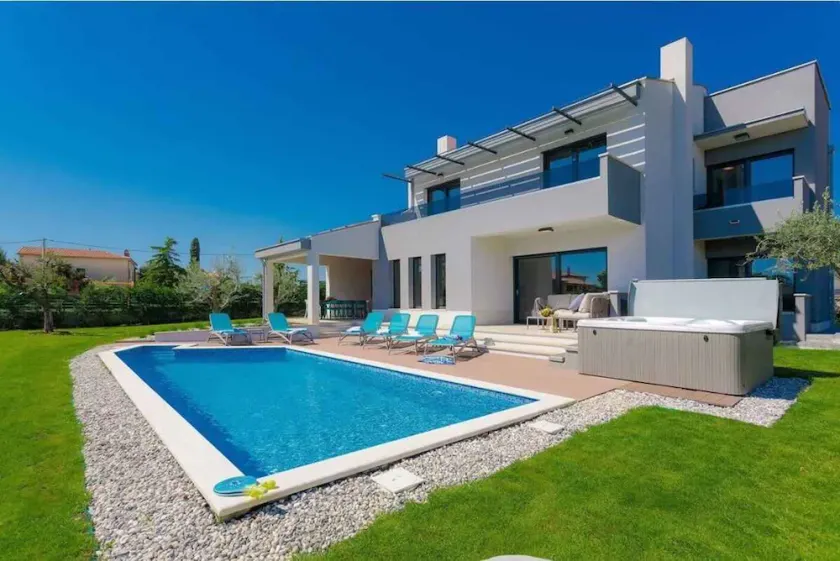Villa mit Pool, Jacuzzi und Spielfeld - Image 1