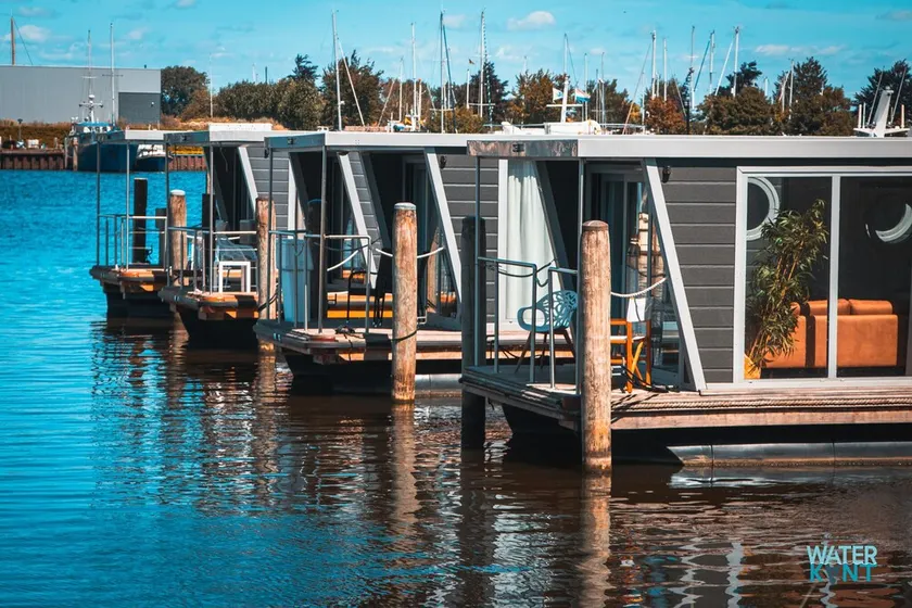 Luxury Houseboat - Image 1