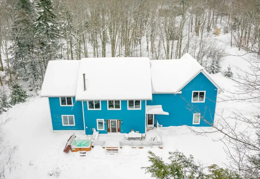 Secluded 5K Sq Ft Retreat: Sauna, Hot Tub & Games - Image 1