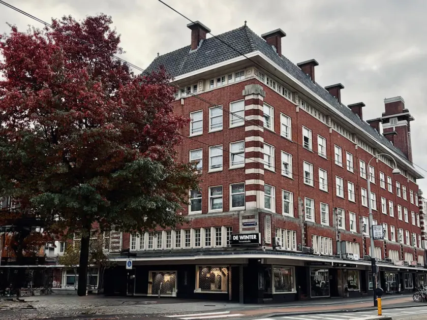 Amigo Hotel - Image 1