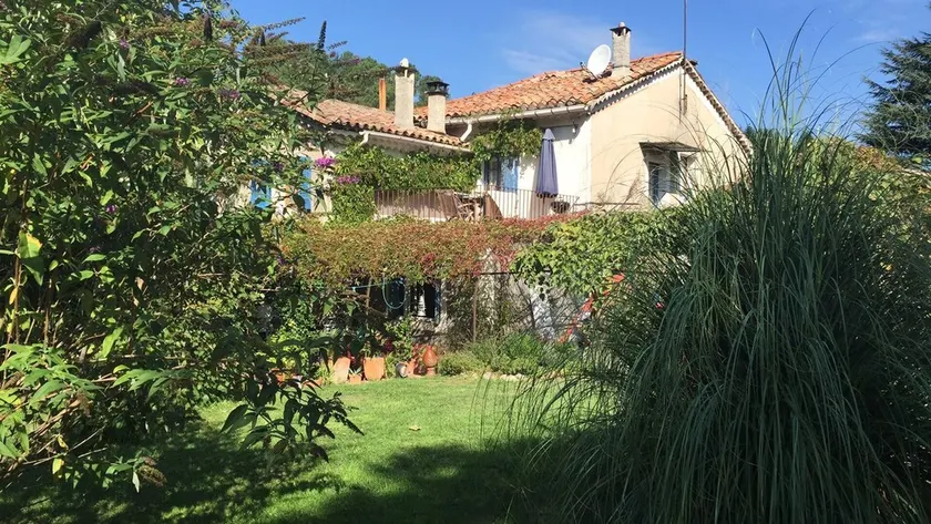 Sommerhuse i carractère hus attende med swimmingpool, flod - Image 1