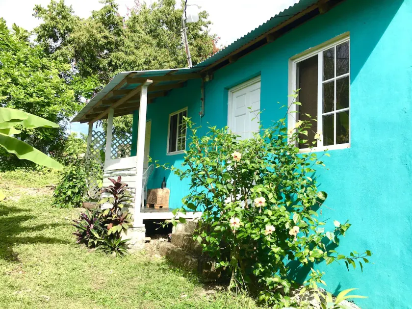 Jamaican style cabin 10 mins walk to Winifred Beach - Image 1