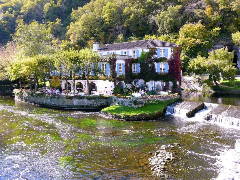 Romantic stay in a medieval castle with pool and restaurant among others - Image 1