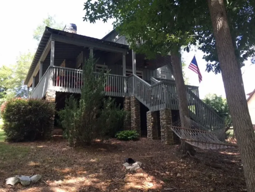 GORGEOUS RUSTIC LAKE FRONT 3 SOVEVÆRELSE CABIN ON LAKE WEDOWEE-5 STAR REVIEWS! - Image 1