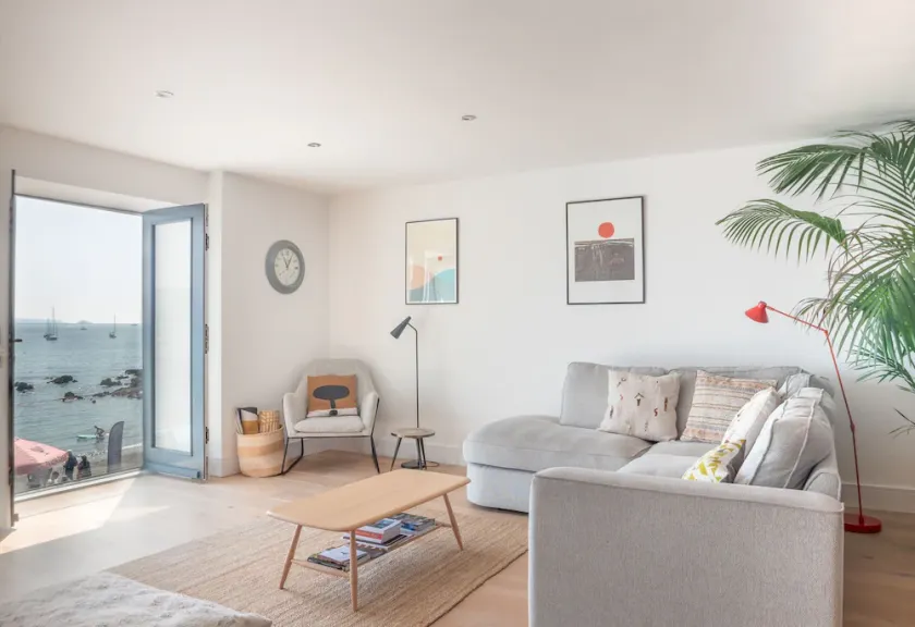 Luxury beachfront maisonette with parking sleeps 6 - Image 1