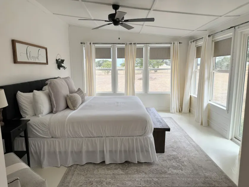 Charming 3/2 Farmhouse Near Fixer Upper and Gathering Oaks - Image 1