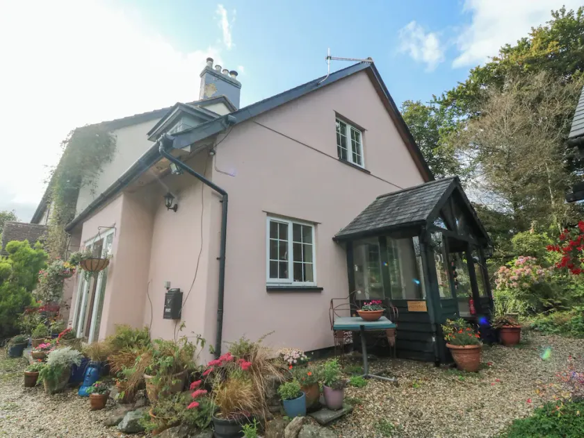 NATTADEN @ FOURWINDS, pet friendly, with a garden in Okehampton - Image 1