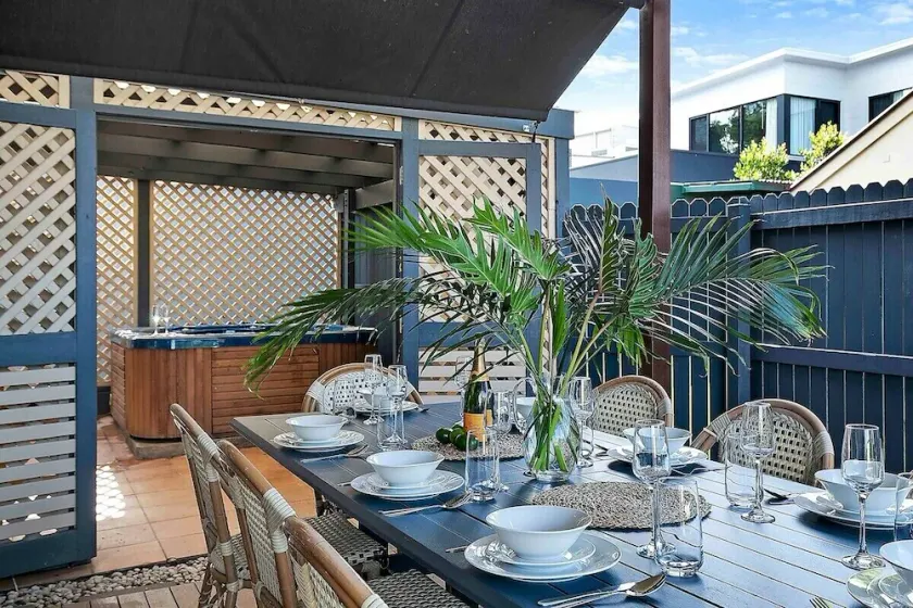 Brisbane Oasis+Spa tennis court - Image 1