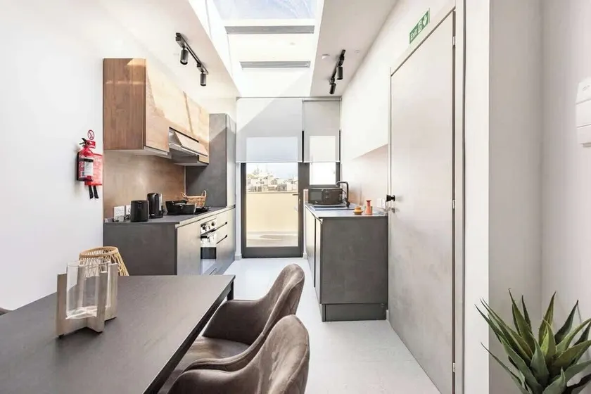 FL4 Top Floor 1BR Studio with Cute Terrace by Holi - Image 1