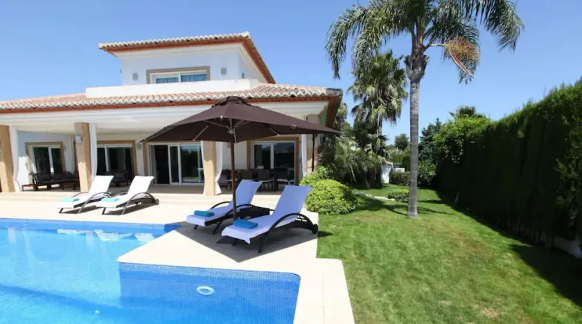 Extraordinary villa with large swimming pool - Image 1