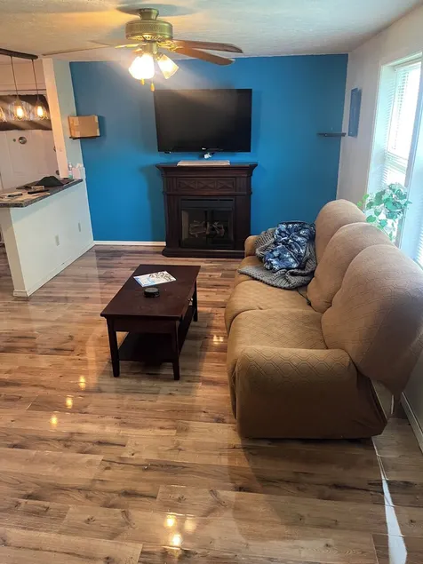 2nd story in-law w/ private entrance,  specialty bed, cable, 2 tv's.Full kitchen - Image 1