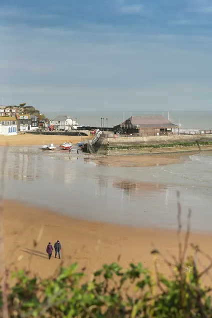 4 bed seaside let with parking\nCentral Broadstairs - Image 1