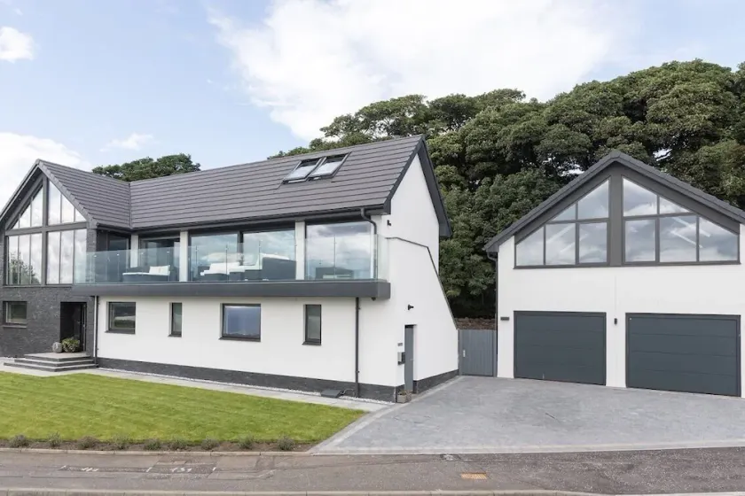 The Wee Glasshouse is a modern studio apartment situated on the Fife coastline. - Image 1