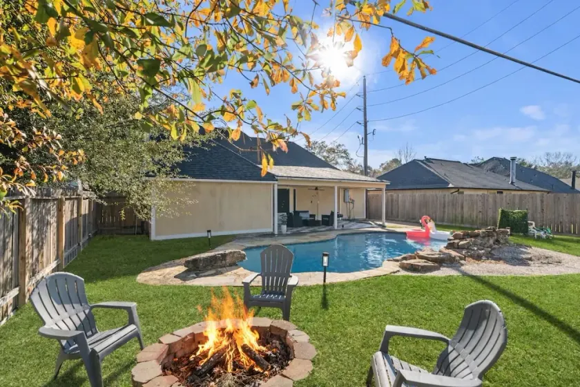 Pool Villa- Near Airport & Downtown, Fire pit, Foosball - Image 1