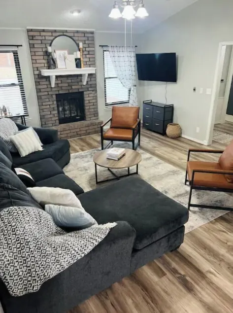 New Remodel 3BD/2Bath Weekly/Monthly Discounts available - Image 1