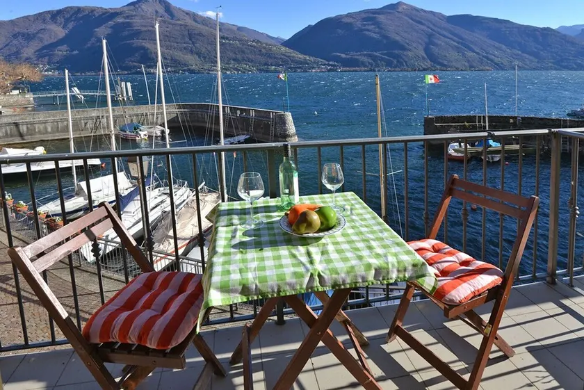 Modern apartment with balcony and lake view, located directly on Lake Como - Image 1
