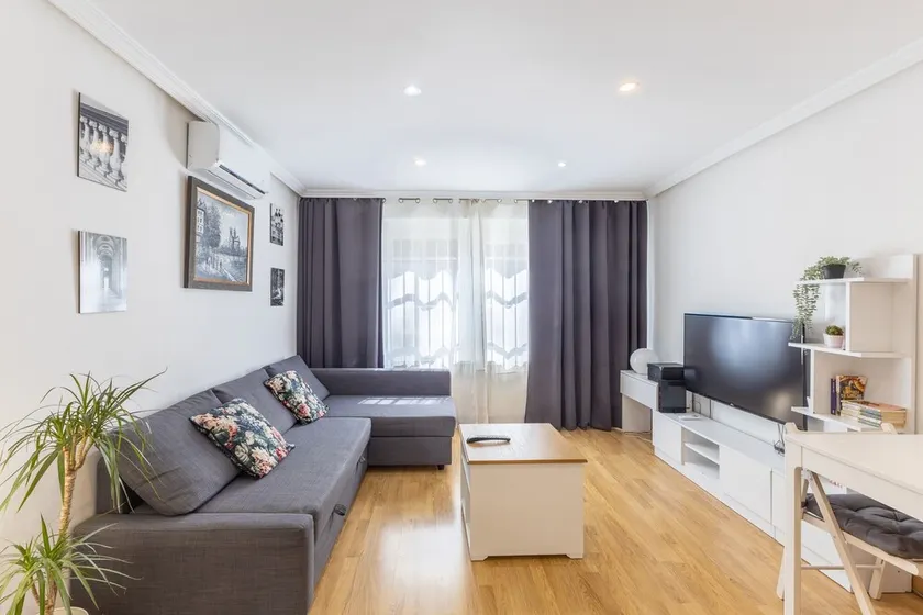 Apartamento 'Moratalaz' con Wi-Fi y aire acondicionado - Image 1