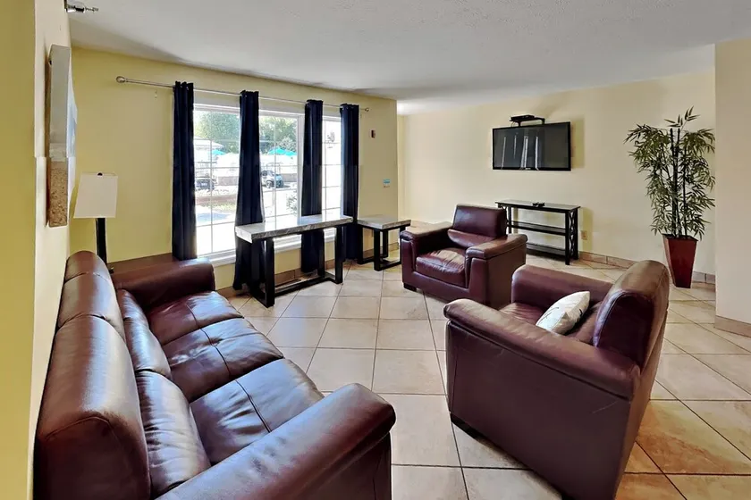 Pool View Condo pour 8 personnes avec 2 BR, 2 BA, Cuisine et Rénové Intérieur - Image 1