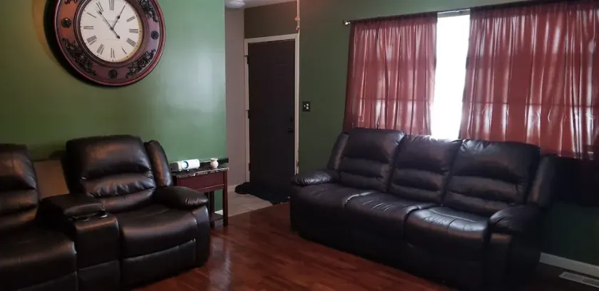 Cozy 6 bedroom home located 14 miles from Detroit Metro Airport. - Image 1