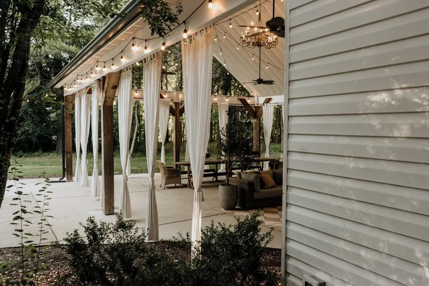 Huge Charlotte Farmhouse Villa 25 minutes from downtown! - Image 1