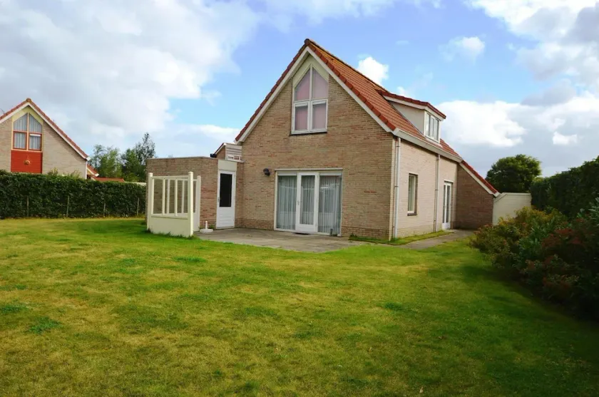 A detached 6-person bungalow with approx. 102m2 of living comfort and a lovely garden right by the water. - Image 1