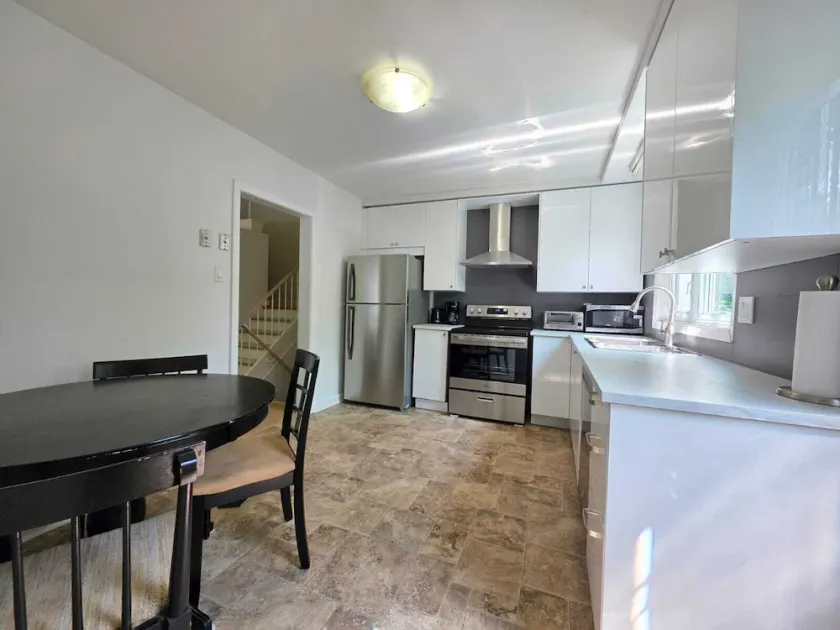 Beautiful spacious  4+1 house excellent location,2 full bathrooms parking area - Image 1