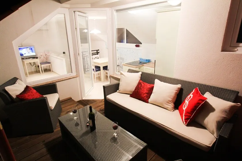 A two bedroom apartment in a beautiful stone house very close to the beach - Image 1