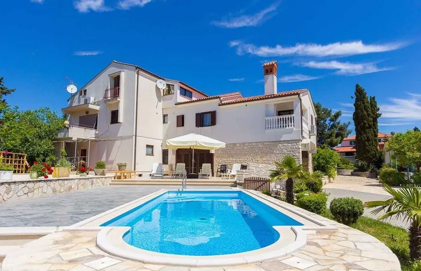 Holiday apartment with pool - Image 1