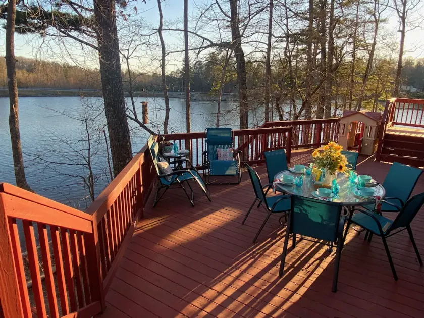 Cozy 3-bedroom LAKE home just minutes to Waterfall Hikes - Image 1